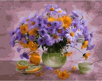 Красивый желто-голубой букет полевых цветов и лимоны