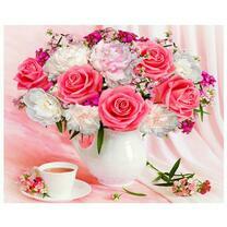 Букет розовых роз и белых пионов в вазе