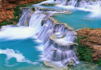 Каскадные водопады кристальной воды