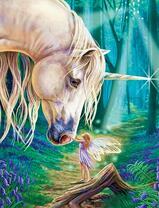 Единорог и милая фея в волшебном лесу