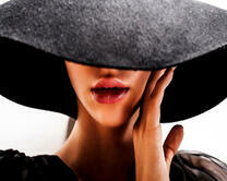 Дама в стильной шляпе